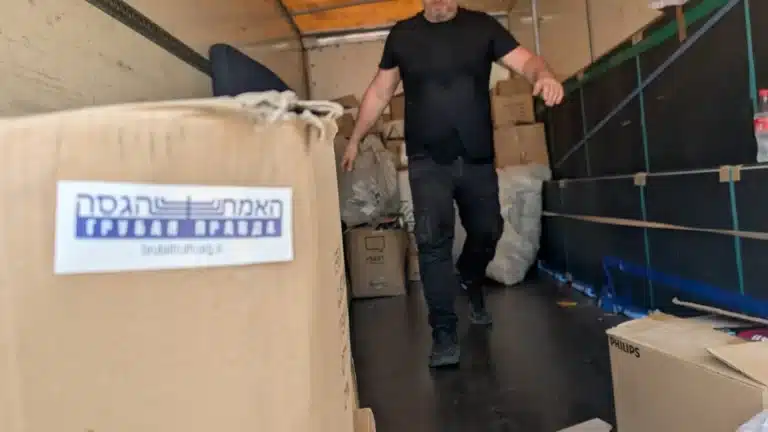 אתמול צוות ״האמת הגסה״ העביר לפתח־תקווה משלוח גדול של נעליים ובגדים למבוגרים ולילדים – למחסן של עמותת ״טל חיים״, לחלוקה למשפחות נזקקות